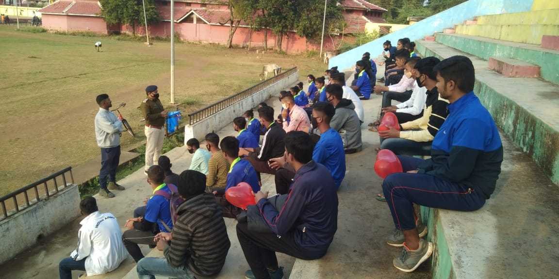 Rajnandgaon police organizes special session for army aspirants in Khairagarh 1 10990