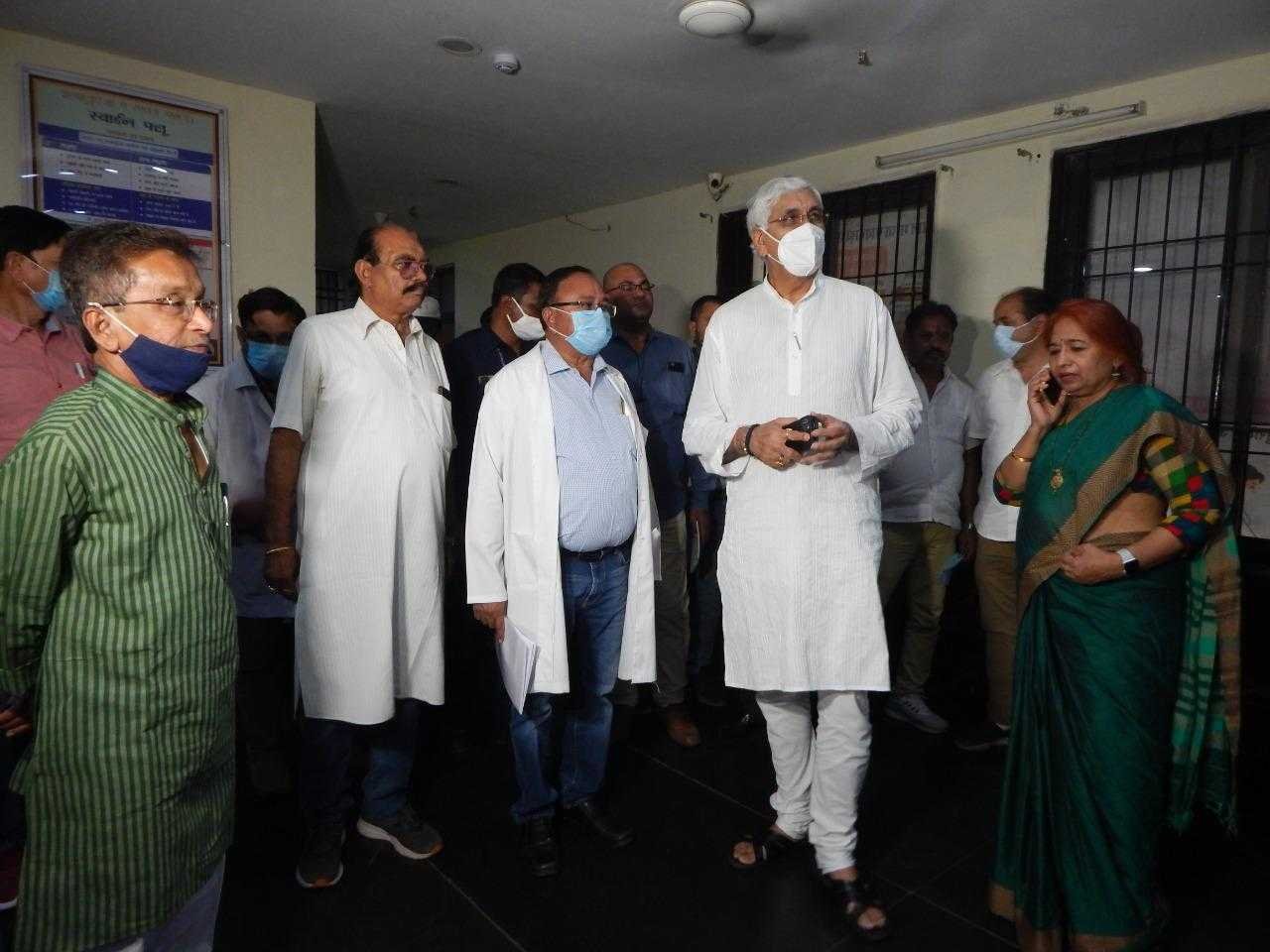 Health Minister inspects the district hospital at Pandri. 11 13973