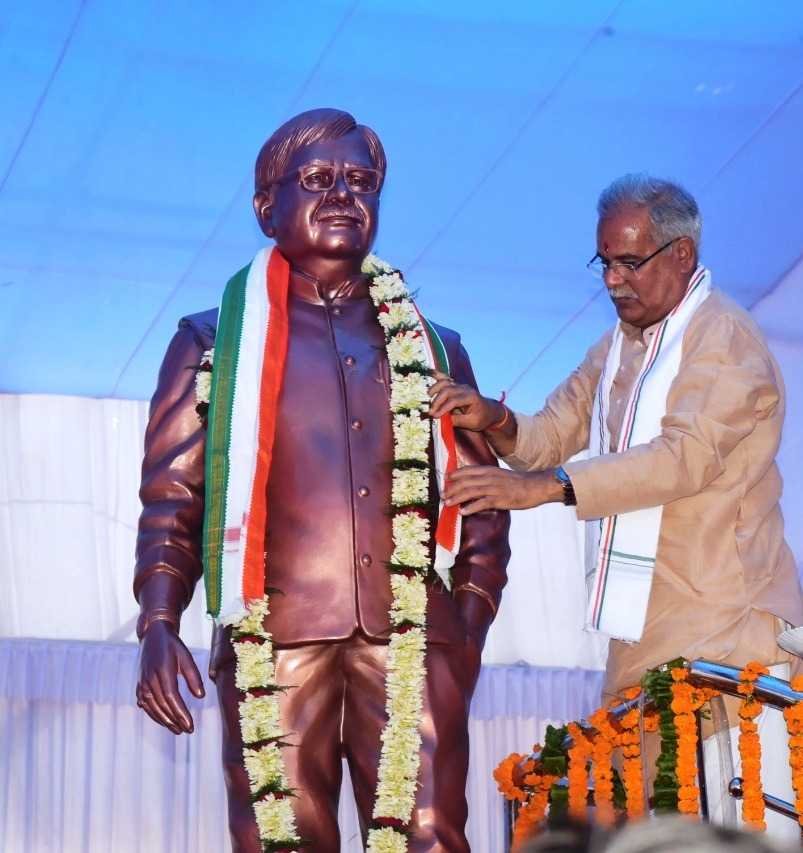 Chief Minister Bhupesh Baghel unveiled the statue of educationist Late Basant Sharma 7 24782