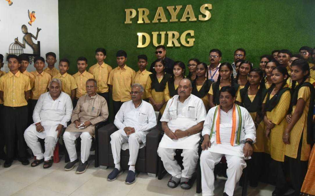 Through Pandit Nehru’s story,Chief Minister Baghel explains democracy to the Children of Prayas Residential School 1 53287