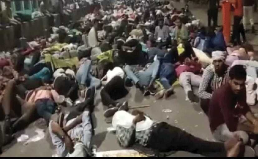 Agitating contract workers of electricity department cane-charged, 41 arrested 7 64989