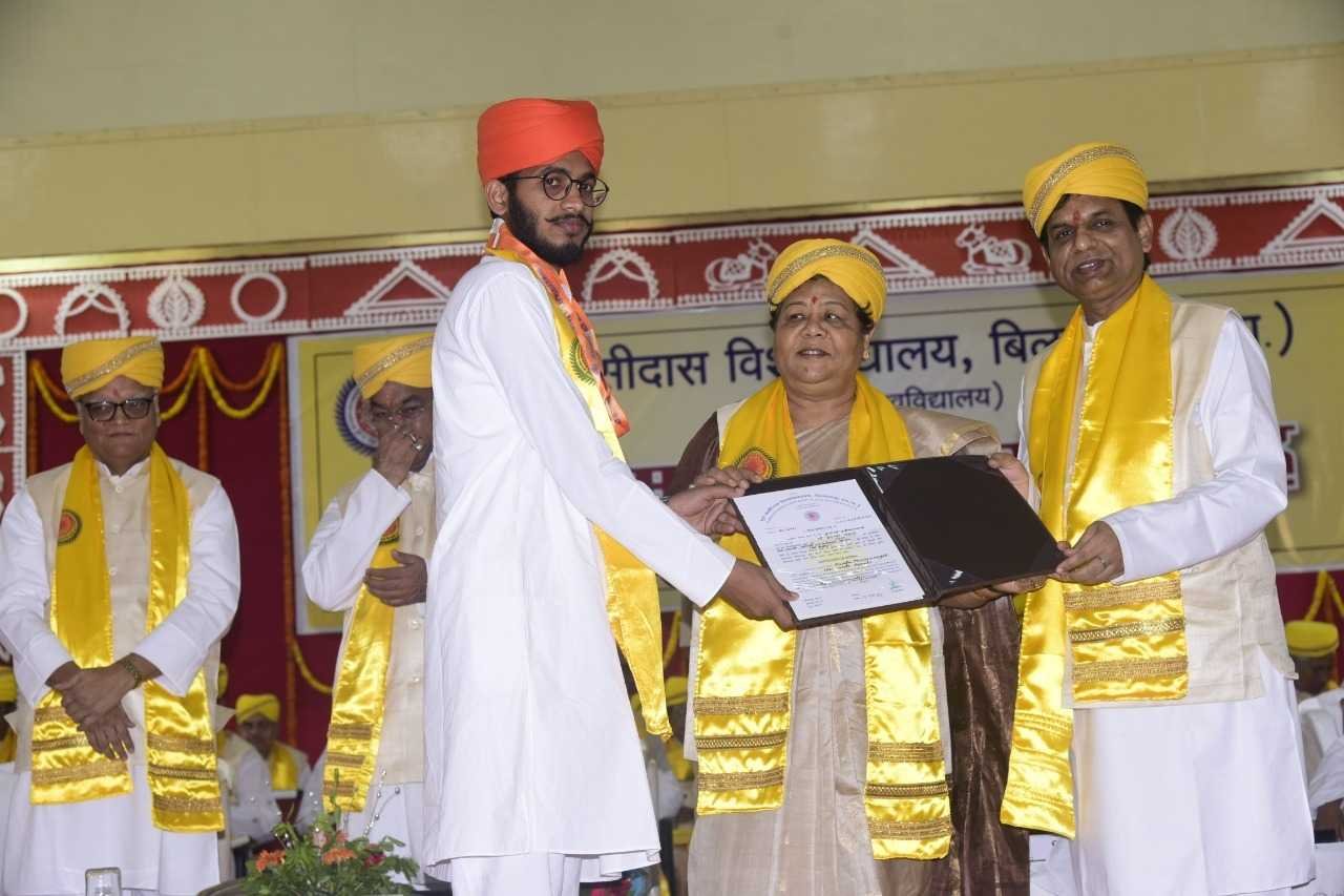 Governor Anusuiya Uikey attends the convocation ceremony of the Central University. 11 70589