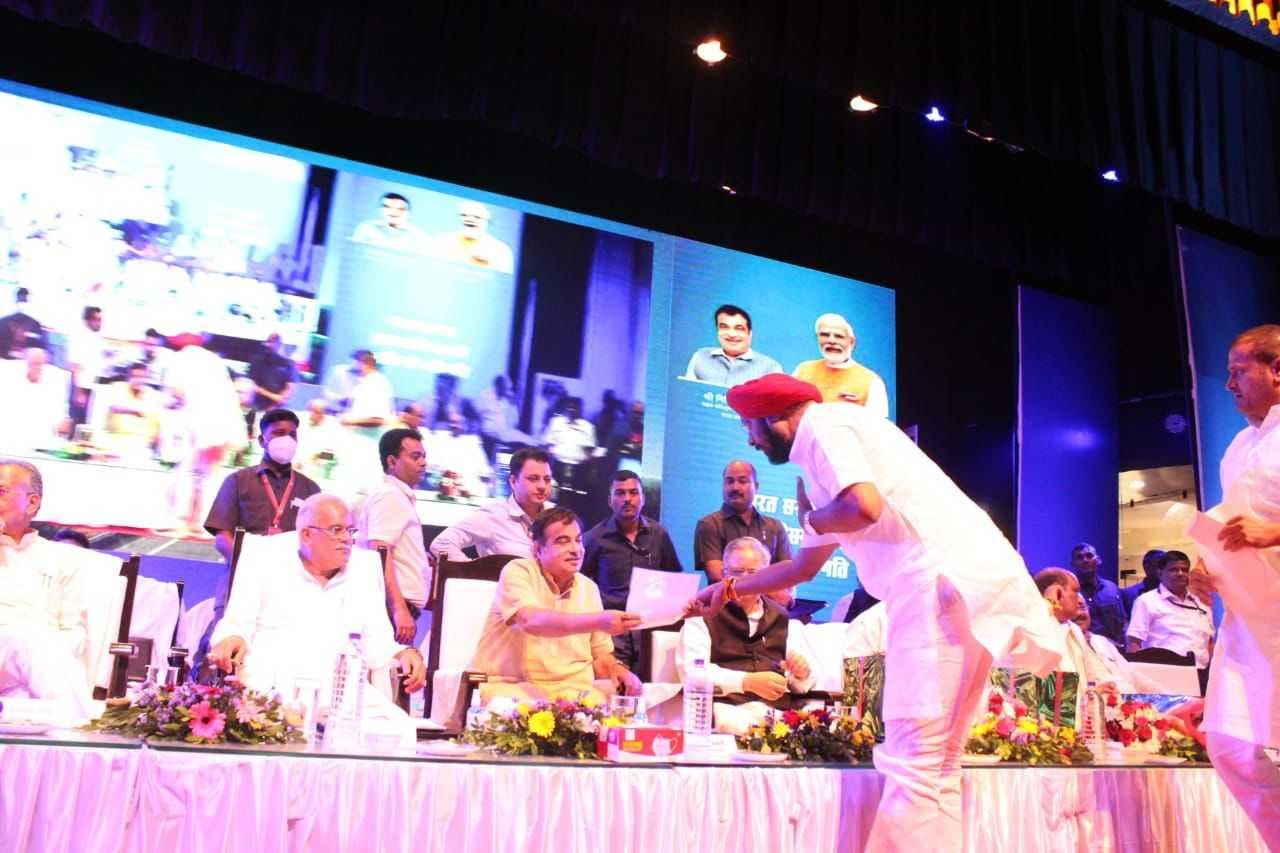 MLA Kuldeep Juneja submits memorandum to Union Minister Nitin Gadkari for construction of flyover. 1 77145
