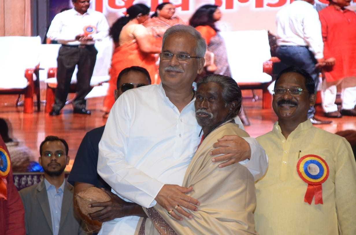 CM honours eminent poet and writer Haldhar Nag, warmly embraces him 1 89463