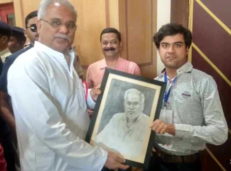 A memorable day for Divyang student Praneeth in the National Tribal Literary Festival, presents sketch to CM Bhupesh Baghel 7 96035