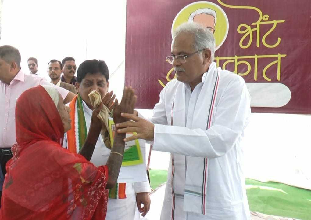 Elderly woman showers blessings on chief minister Bhupesh Baghel after getting her ration card 1 11209