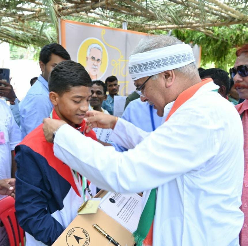 12-year-old Rakesh from Abujhmad makes a Handstand World Record 1 WhatsApp Image 2022 05 20 at 9.32.03 PM