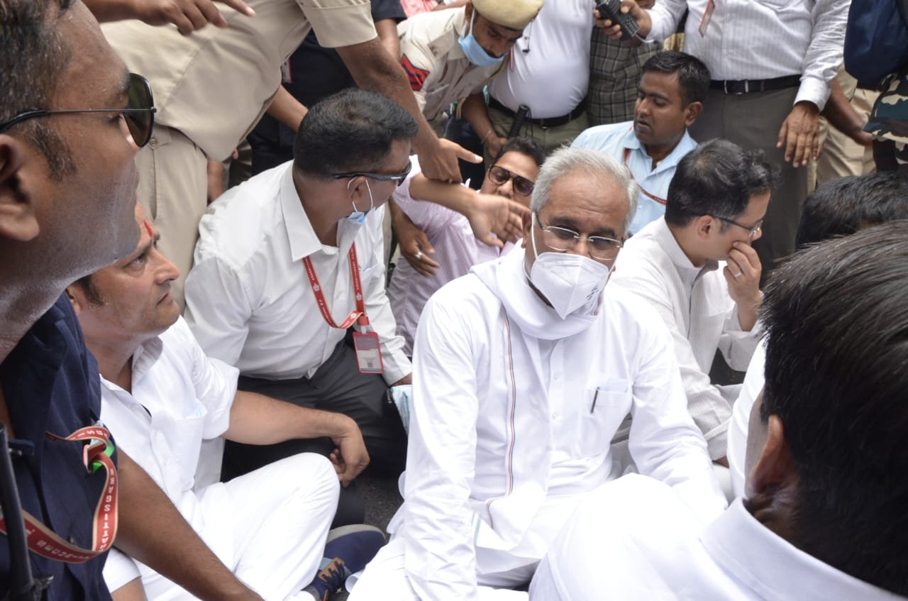 Chhattisgarh CM Baghel along with other leaders staged a sit-in protest 1 703C583B A890 474A 8FC4 1BFF6BE44D61