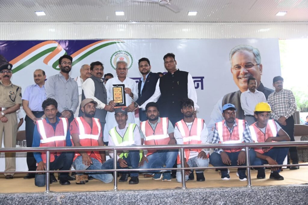 Chhattisgarh CM honored rescue team engaged in “Mission Save Rahul” for their bravery and outstanding work 3 IMG 20220616 WA0006
