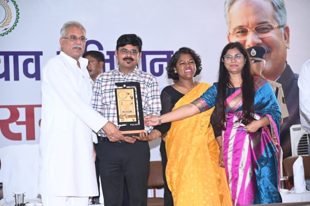 Chhattisgarh CM honored rescue team engaged in “Mission Save Rahul” for their bravery and outstanding work 4 IMG 20220616 WA0009