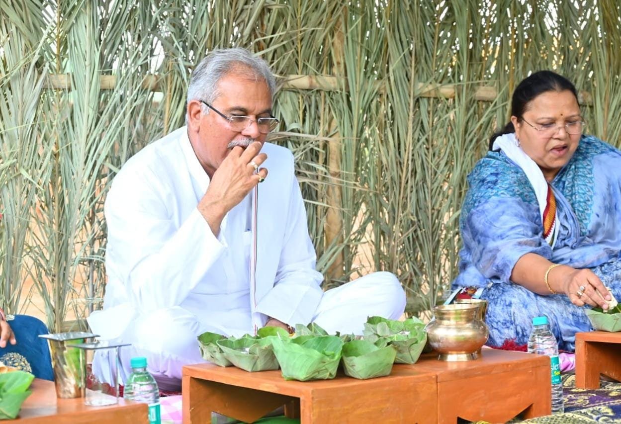CM Baghel sat on the ground at the house of a woman farmer, had lunch, 1 cm lunch