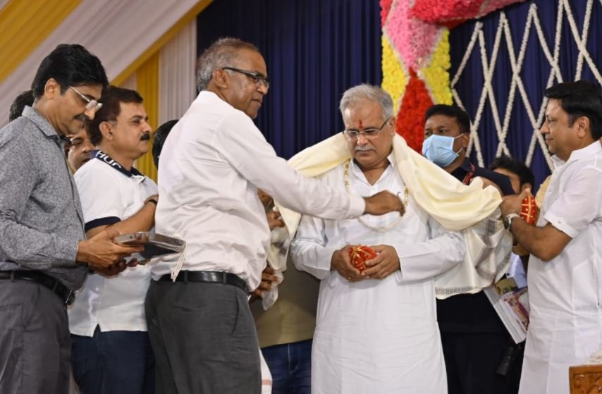 CM : आउटडोर स्टेडियम बूढ़ापारा में राष्ट्र सन्त श्री ललितप्रभ सागर जी के चल रहे दिव्य सत्संग प्रवचन माला के कार्यक्रम में शामिल हुए मुख्यमंत्री भूपेश बघेल  5 1 4