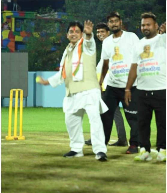 Cricket : मंत्री डहरिया के बॉल पर मुख्यमंत्री भूपेश बघेल ने जड़ा चौका 2 2 11