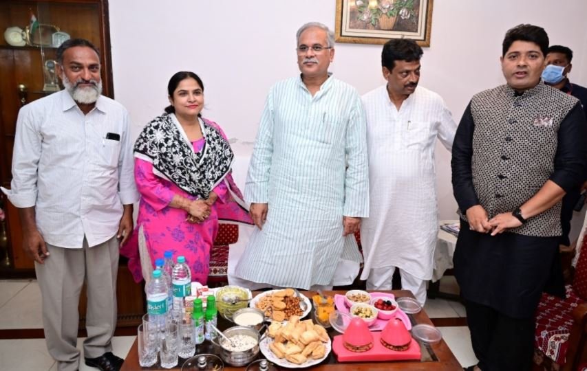 CM ईद-उल-अजहा की मुबारकबाद देने मंत्री अकबर के घर पहुंचे मुख्यमंत्री 2 2 2