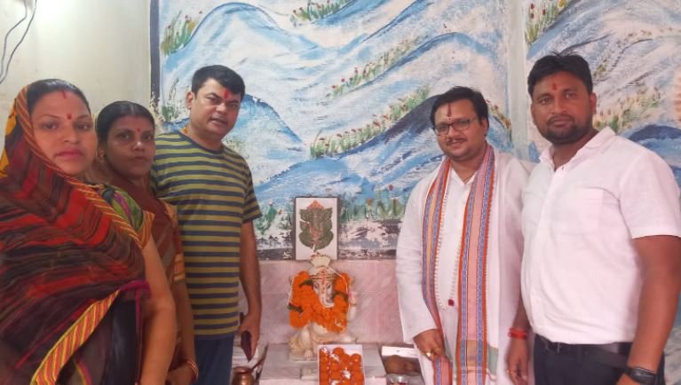 Bhagwaan भगवान श्रीगणेश जी का प्राण प्रतिष्ठा, पूजा-अर्चना कर बांटे गए 101 किलो देशी घी के लड्डू 1 Bhagwaan