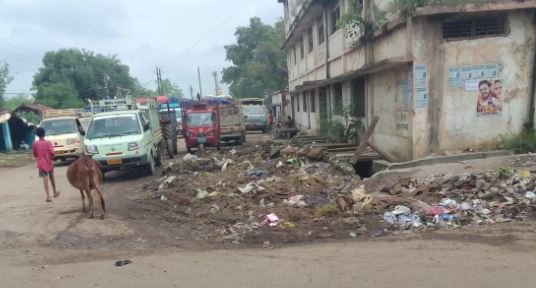 Drains मंडी रोड का बुरा हाल, नालियों का पानी और कचरा सड़क पर 1 Drains