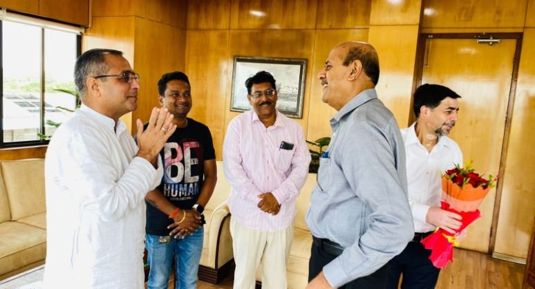 MLA नगर विधायक शैलेश पाण्डेय ने रेलवे बोर्ड के चेयरमेन त्रिपाठी से की महत्वपूर्ण मुलाक़ात 1 MLA
