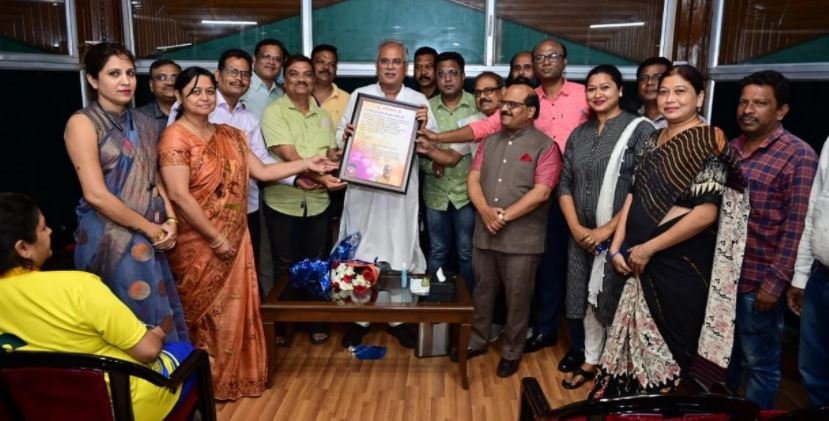 (CYF) सीवायएफ ने मुख्यमंत्री बघेल का किया सम्मान 1 (CYF)