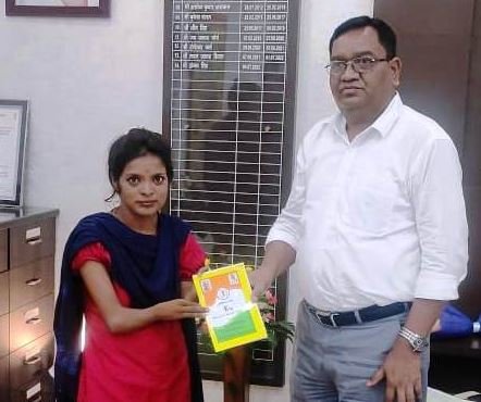 Handicapped कलेक्टर के हाथों राशन कार्ड पाकर दिव्यांग के चेहरे पर आई मुस्कान 1 Handicapped