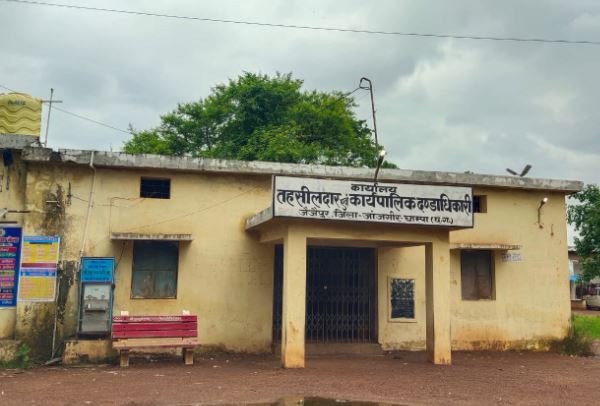 Revenue : तहसीलदार के आदेश का ठेंगा दिखा रहा राजस्व निरीक्षक,सीमांकन के लिए सात साल से तहसील कार्यालय के चक्कर काट रहे किसान 1 Revenue :