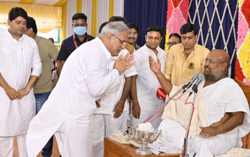 CM : आउटडोर स्टेडियम बूढ़ापारा में राष्ट्र सन्त श्री ललितप्रभ सागर जी के चल रहे दिव्य सत्संग प्रवचन माला के कार्यक्रम में शामिल हुए मुख्यमंत्री भूपेश बघेल  1 CM :