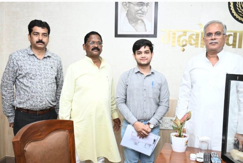 CM : मुख्यमंत्री से न्यूक्लियर साइंस इंजीनियरिंग के लिए चयनित छात्र काजिम ने की मुलाकात 1 CM :