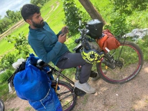 india tour by bicycle – साइकिल से भारत भ्रमण करने निकला कर्नाटक के चित्रगुड़ा का युवक 1 india tour by bicycle –