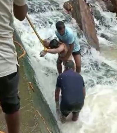 jatmai 16 घंटे से लापता जतमाई वाटरफॉल बरामद हुई नाबालिग लड़के की लाश 1 jatmai