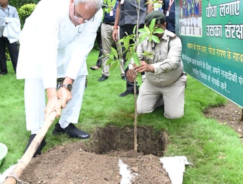 CM : मुख्यमंत्री ने आज प्रथम सावन सोमवार को अपने निवास में ’हर घर हरियाली’ अभियान के तहत रुद्राक्ष का पौधा लगाया… 1 CM :