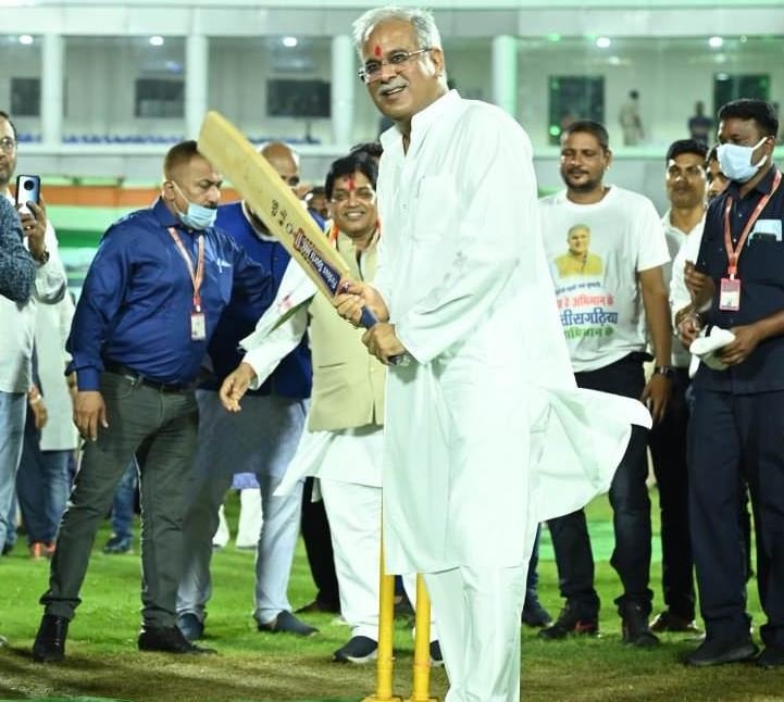 Cricket : मंत्री डहरिया के बॉल पर मुख्यमंत्री भूपेश बघेल ने जड़ा चौका 1 Cricket :
