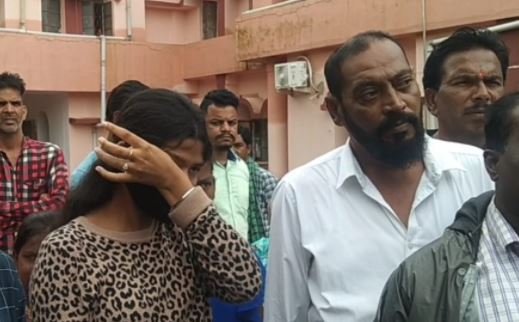 Naxal victims : दो साल से एडमिशन के लिए भटक रहे है नक्सल पीड़ित और शहीद परिवार के बच्चो ने रो-रोकर बस्तर कमिश्नर से एडमिशन कराने की लगाई गुहार 1 Naxal victims :