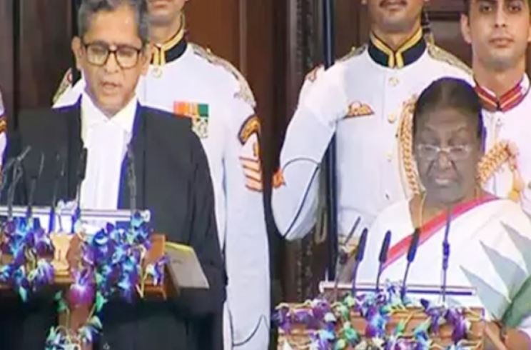 PRESIDENT : द्रौपदी मुर्मू ने पन्द्रहवें राष्ट्रपति के रूप में ली शपथ, देश को मिली पहली आदिवासी राष्ट्रपति 1 PRESIDENT :
