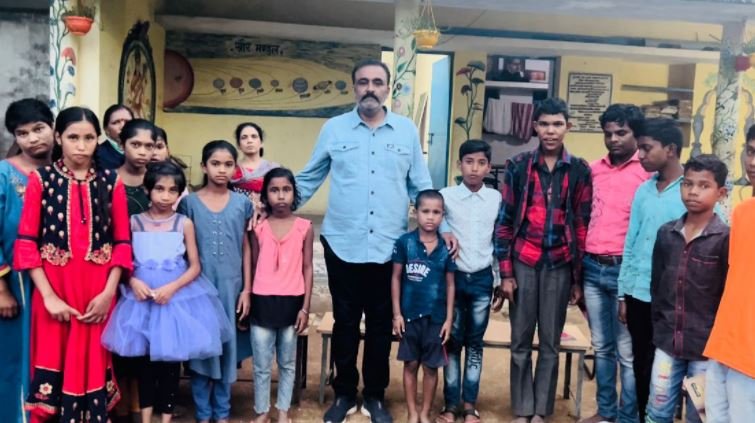 Handicapped दिव्यांग बच्चों के साथ नपा अध्यक्ष ने मनाया अपना जन्मदिन 1 Handicapped