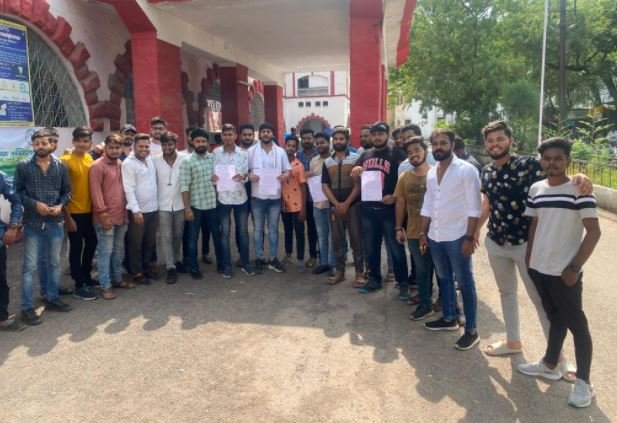Liquor बच्चों के भविष्य पर दुष्प्रभाव पड़ने का खतरा बना शराब , कलेक्टर को सौंपा ज्ञापन 1 Liquor
