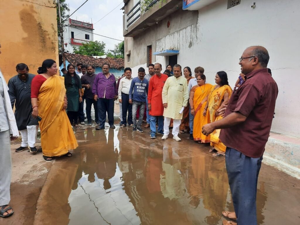 City MLA Shailesh Pandey resolves the problem of Sarkanda and Dayalband in a meeting. 3 WhatsApp Image 2022 07 14 at 5.15.30 PM