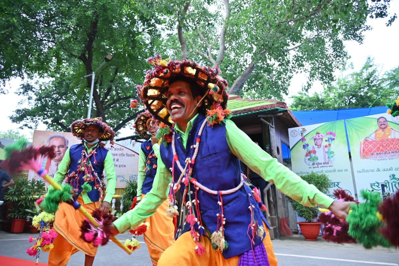 Religious fervor pervades CM House as Hareli celebrations kick off 1 dance