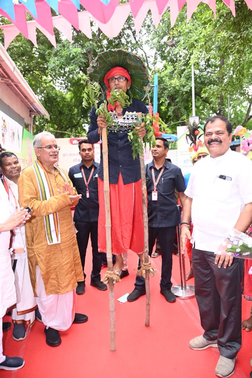 Sexagenarian reaches CM House travelling a distance of 10kms on ‘Gedi’, CM Baghel lauds his talents 1 tirth ram