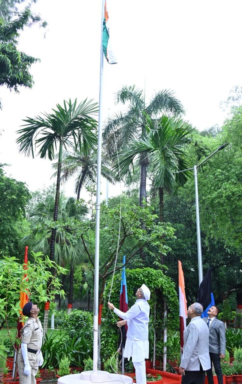 CM Bhupesh Baghel hoisted the national flag at his residence on Independence Day 1 CM HOISTS