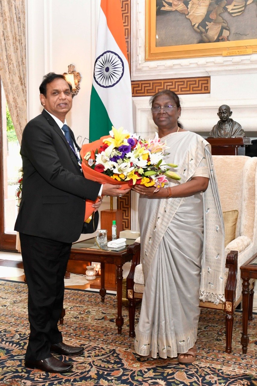 GGU VC Prof Chakrawal pays courtesy call on President Draupadi Murmu 1 IMG 20220822 WA0015