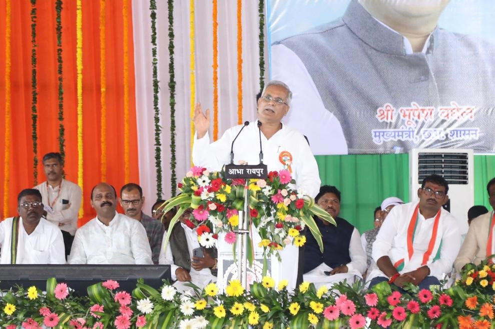 Chief Minister Bhupesh Baghel unveiled the idol of Lord Birsa Munda at Charama. 3 WhatsApp Image 2022 08 13 at 5.48.13 PM 1