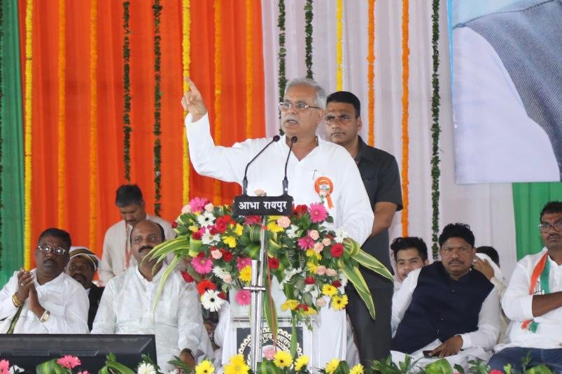 Chief Minister Bhupesh Baghel unveiled the idol of Lord Birsa Munda at Charama. 1 WhatsApp Image 2022 08 13 at 5.48.13 PM