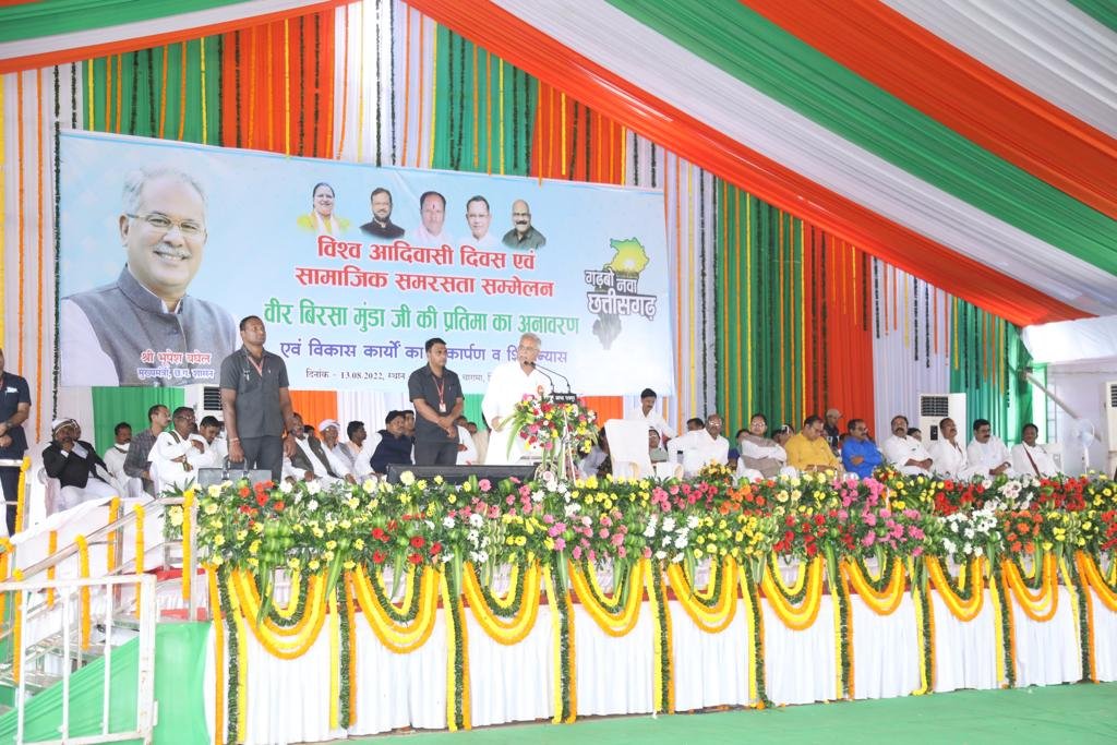 Chief Minister Bhupesh Baghel unveiled the idol of Lord Birsa Munda at Charama. 2 WhatsApp Image 2022 08 13 at 5.48.14 PM