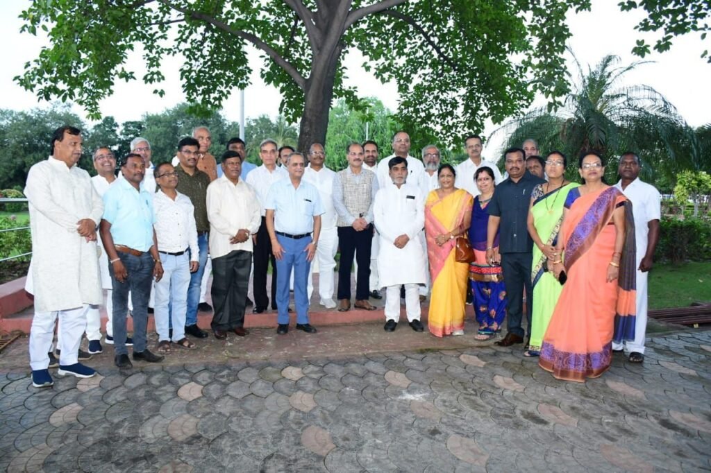 The Indian Parliament's Public Accounts Committee met with its state counterpart at the Chhattisgarh Legislative. 4 WhatsApp Image 2022 08 26 at 9.15.56 PM