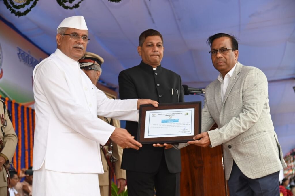 Three excellent self-supporting Gauthans of the state feted by Chief Minister on I-Day 2 officer feted