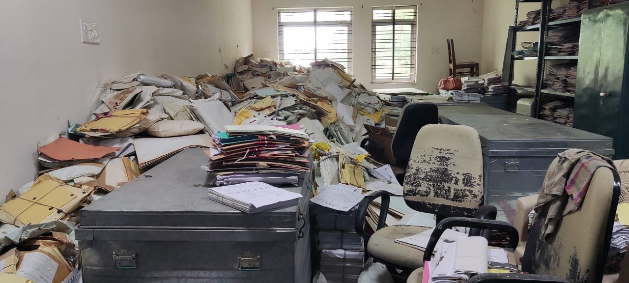 KTUJM EC members show the pathetic condition of the university. 1 WhatsApp Image 2022 09 16 at 19.32.55