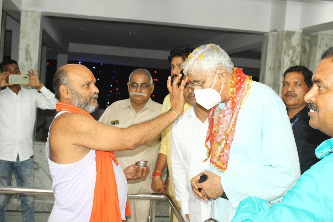 Minister T S Singhdeo seeks blessings during his Bhilai stay. 1 WhatsApp Image 2022 09 25 at 9.17.16 PM 1