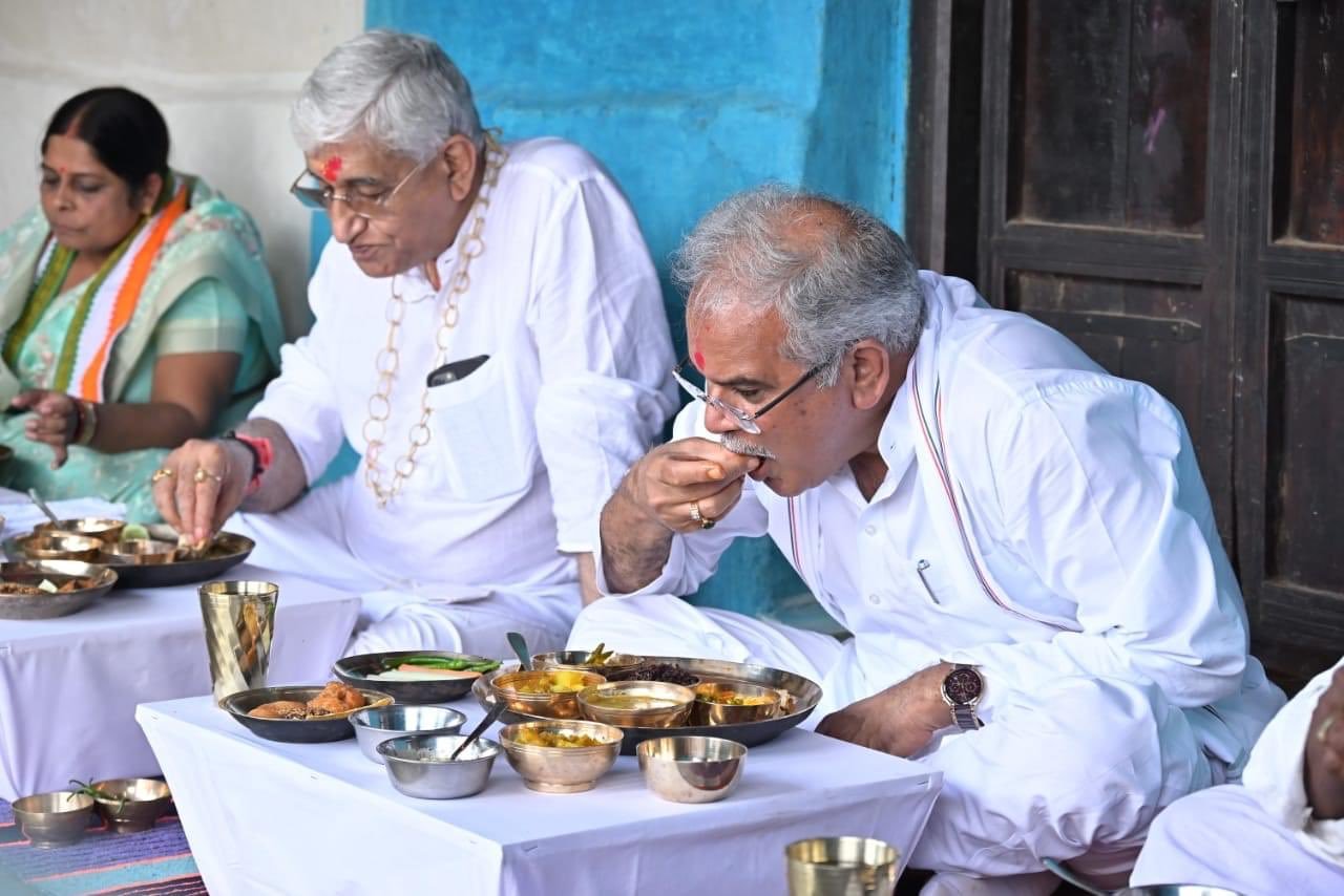 CM Bhupesh Baghel, Health Minister T S Singhdeo together takes meal at farmer’s house in Kawardha, forgetting past events 1 D909FFD0 749C 4D0F A5DE 3AD1FA1FD5BA