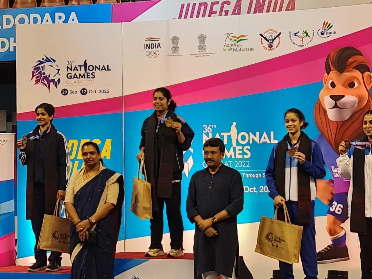 Akarshi Kashyap, a badminton player from Chhattisgarh, won a gold medal in the 36th National Games. 1 WhatsApp Image 2022 10 06 at 8.04.42 PM