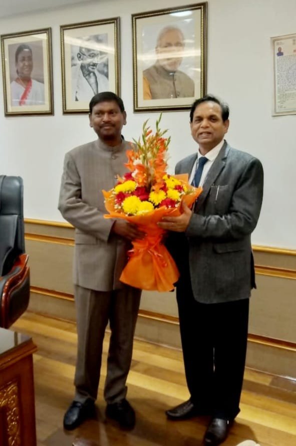 Vice Chancellor Professor Chakrawal met the Union Tribal Affairs Minister Arjun Munda. 1 WhatsApp Image 2022 11 29 at 8.07.18 AM 1