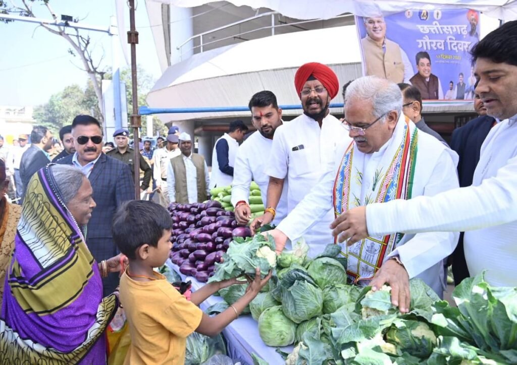 Chhattisgarh Gaurav Diwas: Chief Minister pays floral tribute to ‘Chhattisgarh Mahatari’ 3 IMG 20221217 WA0010